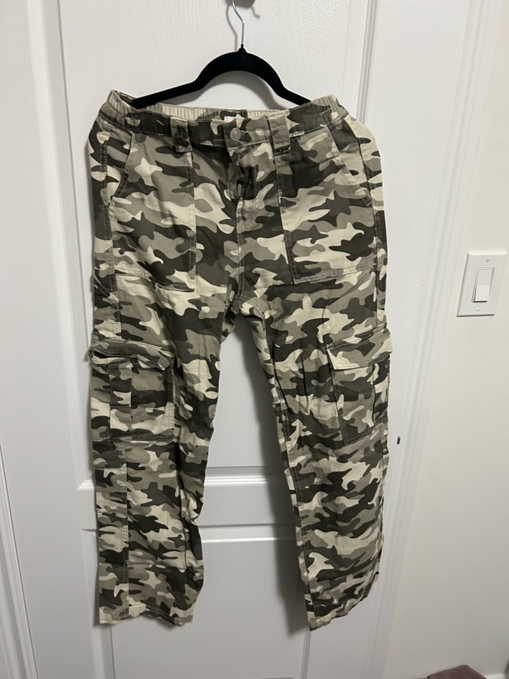 Ardene Women’s Camo Cargo Pants - Olive Green & Beige